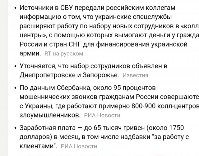 Жители Клинцов Брянской области несут цветы и свечи к стихийному мемориалу в память о погибших сегодня лётчиках