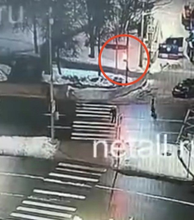 Дедушка не закончил переход по пешеходке