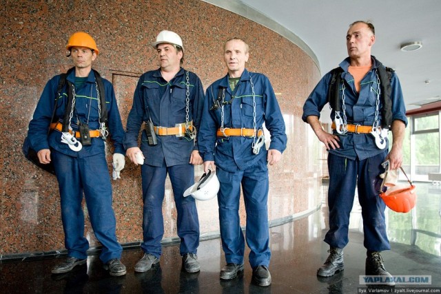 Поднятие флага на Останкинскую башню