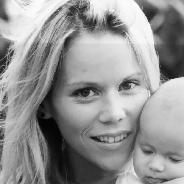 Их Величества мужикам руки не целуют.