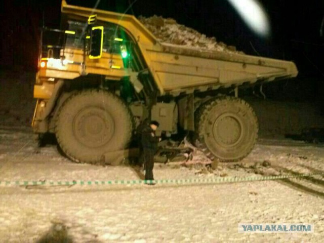 БелАЗ не заметил автомобиль при парковке