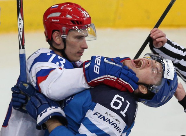 Хоккеист проигнорировал предупреждение НХЛ и снова облизал соперника во время матча