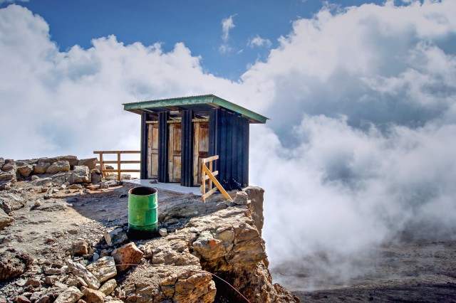 Чтобы подняться на пик Эвереста, надо сначала отстоять в неслабой такой очереди