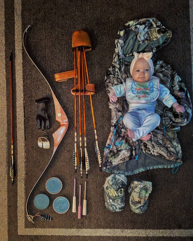 Любительница охоты с луком берет с собой маленькую дочь