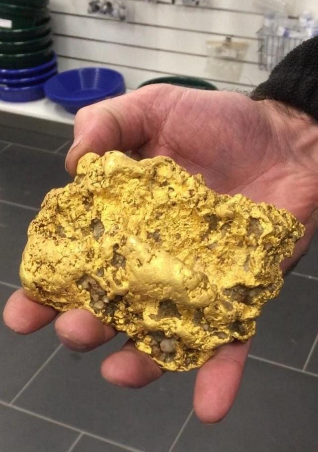 Пенсионер нашел массивный 2-килограммовый золотой самородок стоимостью $160 000