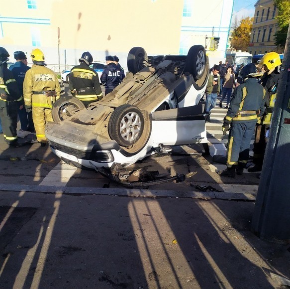 Два автомобиля врезались в толпу людей в Петербурге