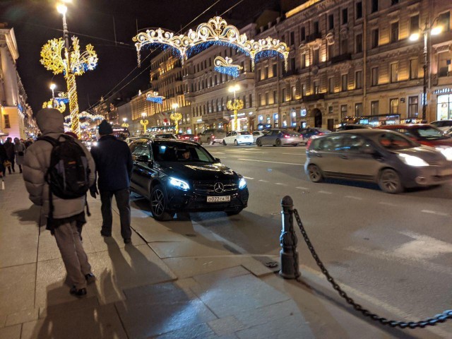 Михаил Боярский снова на коне в центре Петербурга. Артист завершает год фирменной парковкой