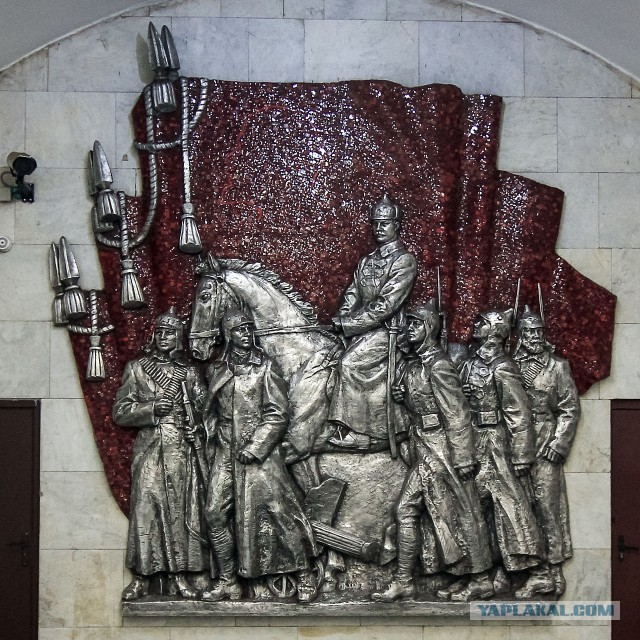 Почему на входе в метро такие странные и неудобные двери?