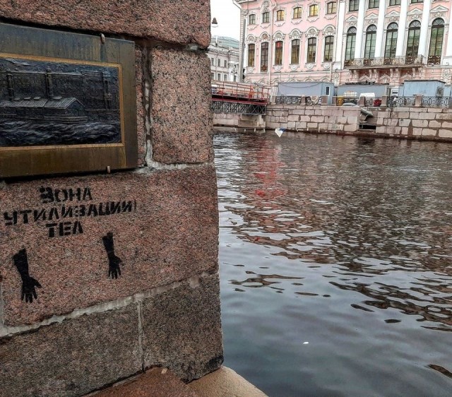 Из Фонтанки в Петербурге достали половину мужского туловища с ногами