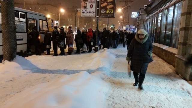 Давайте представим себе морозный вечер в феврале: Куар коды для транспорта и торговых центров