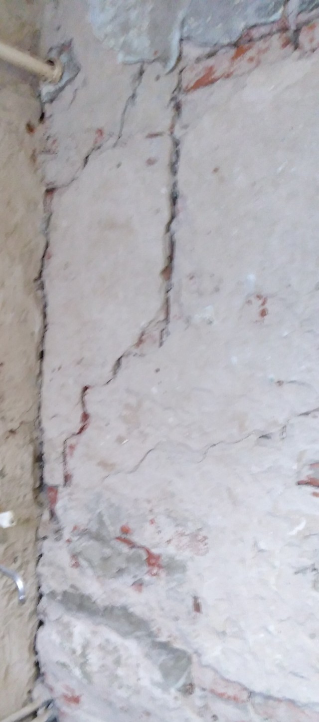 Та самая квартира в астраханской пятиэтажке, из-за которой могли обрушиться два подъезда, прямо перед вами