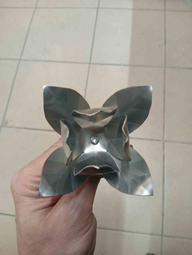 Цветочек для супруги.