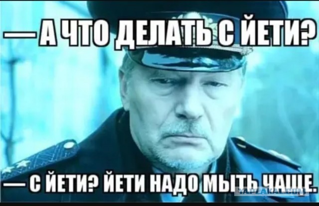 Мощную струю между ног получила девушка на фонтане