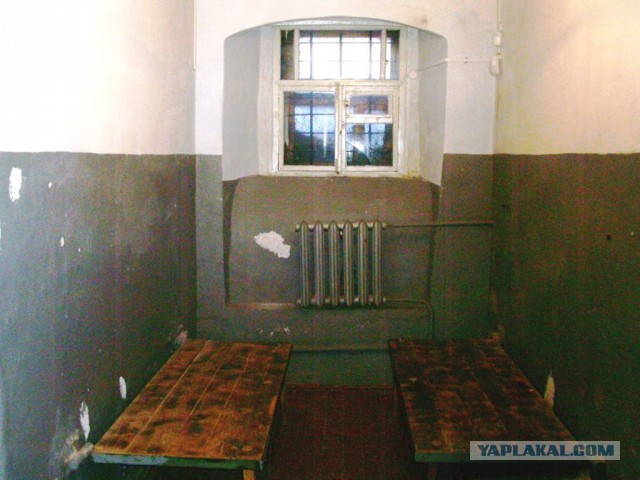 В каких условиях отбывают срок за административные