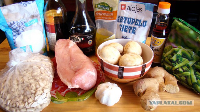 Курица с грибами и арахисом
