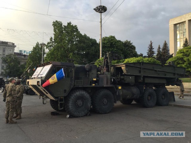 На центральной площади Кишинева появилась военная техника США