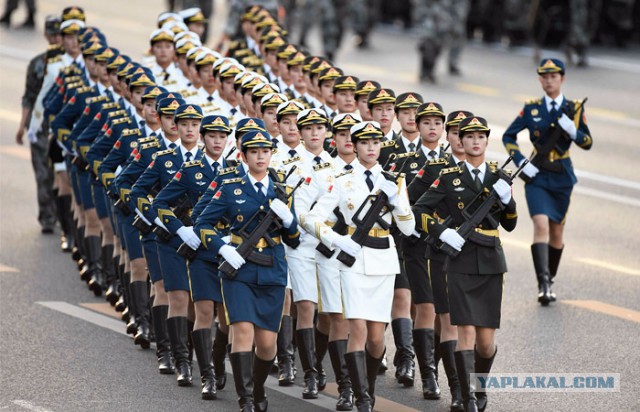 Девушки на параде победы 2016