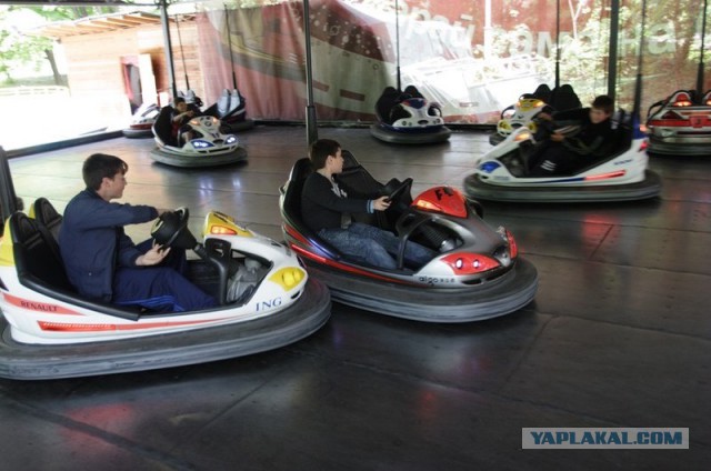 Перепутавшая педали женщина, "собрала" пять машин на парковке ТЦ