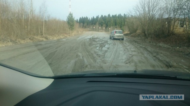 Самая федеральная трасса. На участке дороги между Петербургом и Карелией застряли в грязи 30 машин