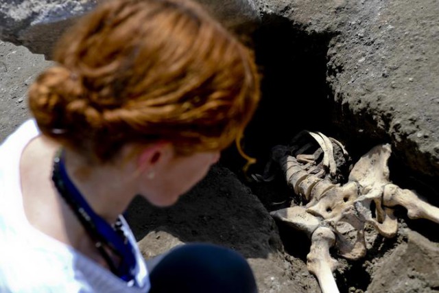 Археологи нашли в Помпеях тело погибшего при извержении Везувия мужчины