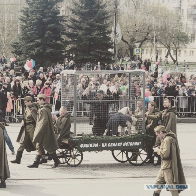 По центру Нижнего Тагила провезли клетку с «пленным немцем» и собаками