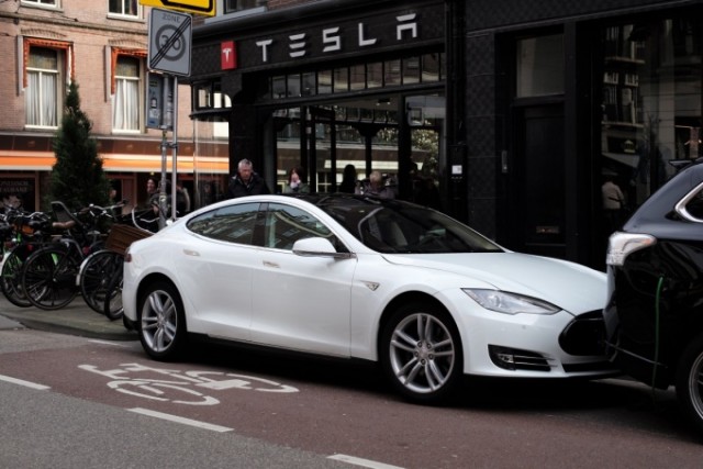 Ключи электрокара Tesla вышли из строя через три месяца после покупки. Владелица вернула 20 миллионов через суд
