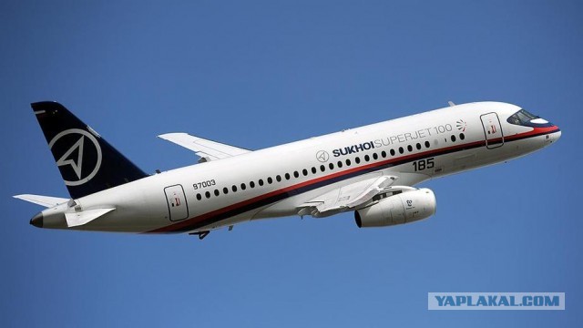 Самолет Sukhoi Superjet 100 совершил экстренную посадку в аэропорту Шереметьево после отказа двигателя. Лайнер вернулся в Москву