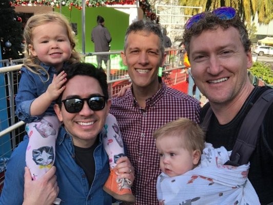 Дно пробито. В США три гея, живущие вместе, добились права официально быть отцами их детей