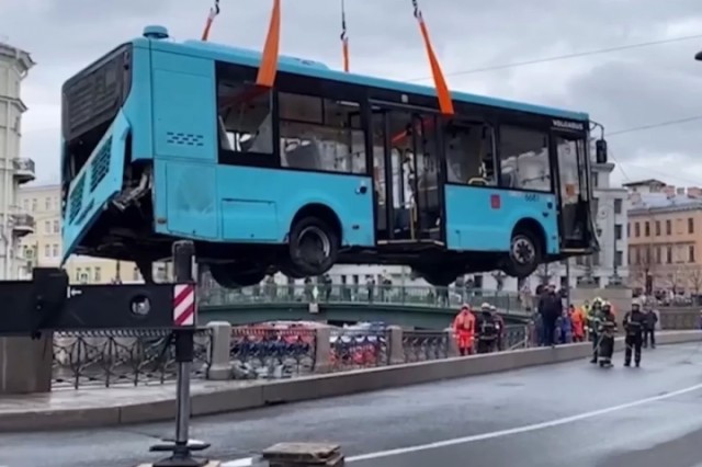 Утонувший в Мойке автобус как образ целой России