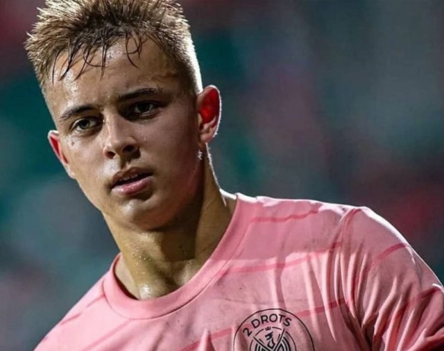 Футболист Даниил Крапивников ударил девушку в живот в московском баре.