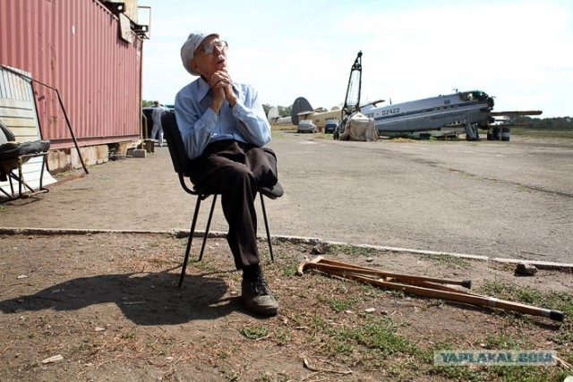 Прыжок с парашютом в 90 лет и без ноги (фото)