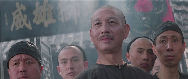 Девушка ела кукурузу с дрели и лишилась части волос