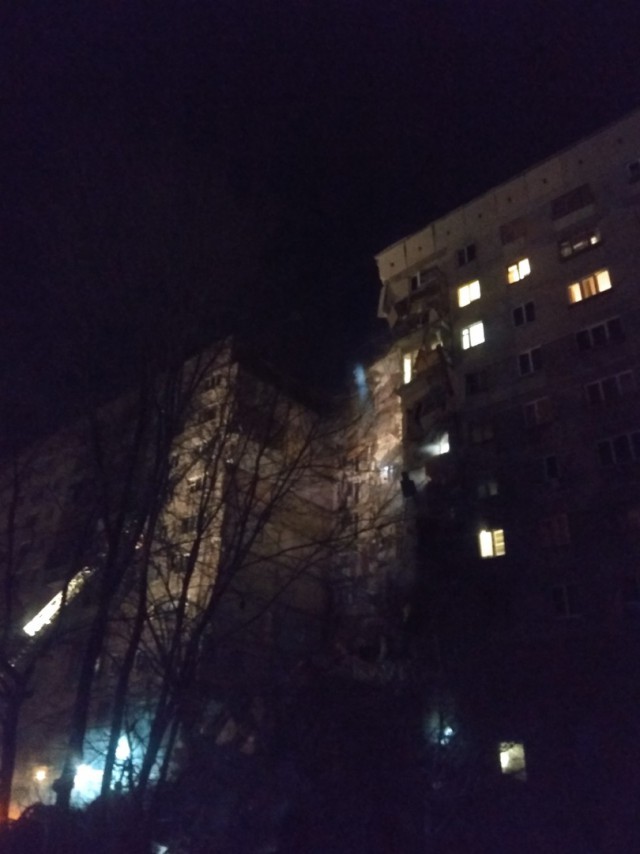 В Магнитогорске в результате взрыва газа обрушился подъезд дома