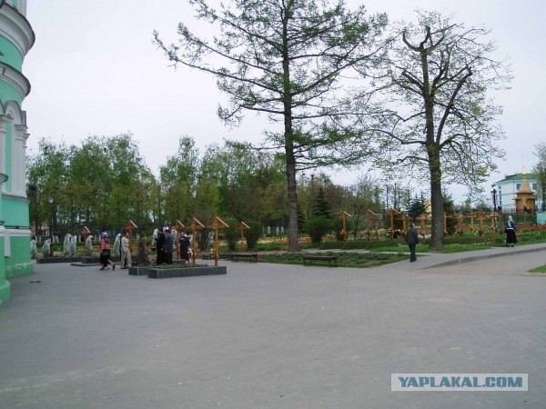 Монастырь (2 фото)