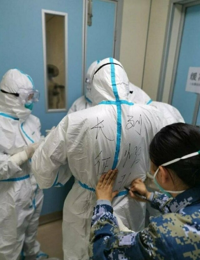 Врачи в Ухане