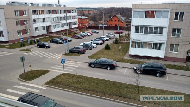 Давайте фото у кого какой вид из окна на оживленные улицы городов в настоящий момент