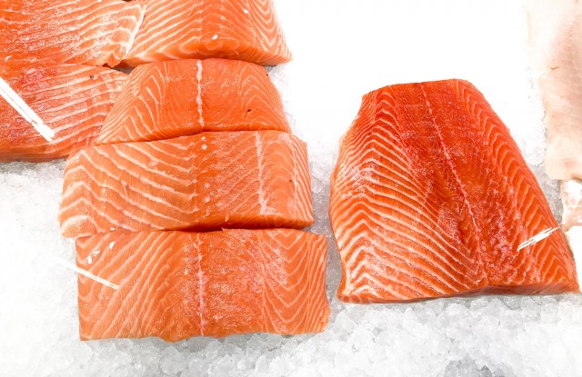 Кулинария: Камчатская семга на кедровой дощечке.