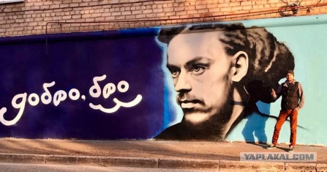 В Ростове-на-Дону неизвестные разрисовали стену коллажом в память об российском музыканте Кирилле Толмацком (Децл)