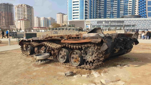 Выставка трофейной военной техники в Баку