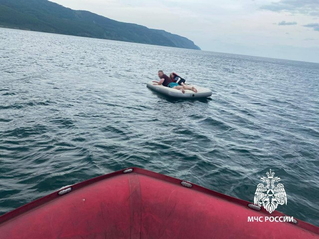 Отца и дочь унесло на надувном матрасе от берега на Байкале