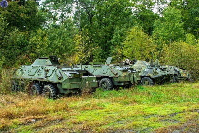 Заброшенные в лесу БТР-ы связистов с дорогими платами внутри