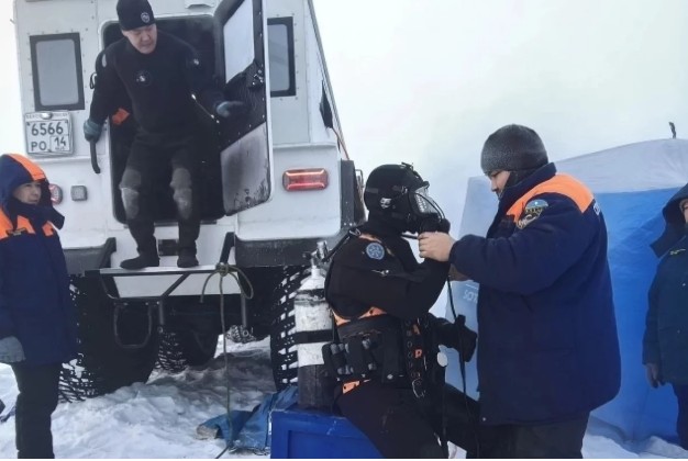 Машина с 8 пассажирами ушла под лёд на реке, погибли трое