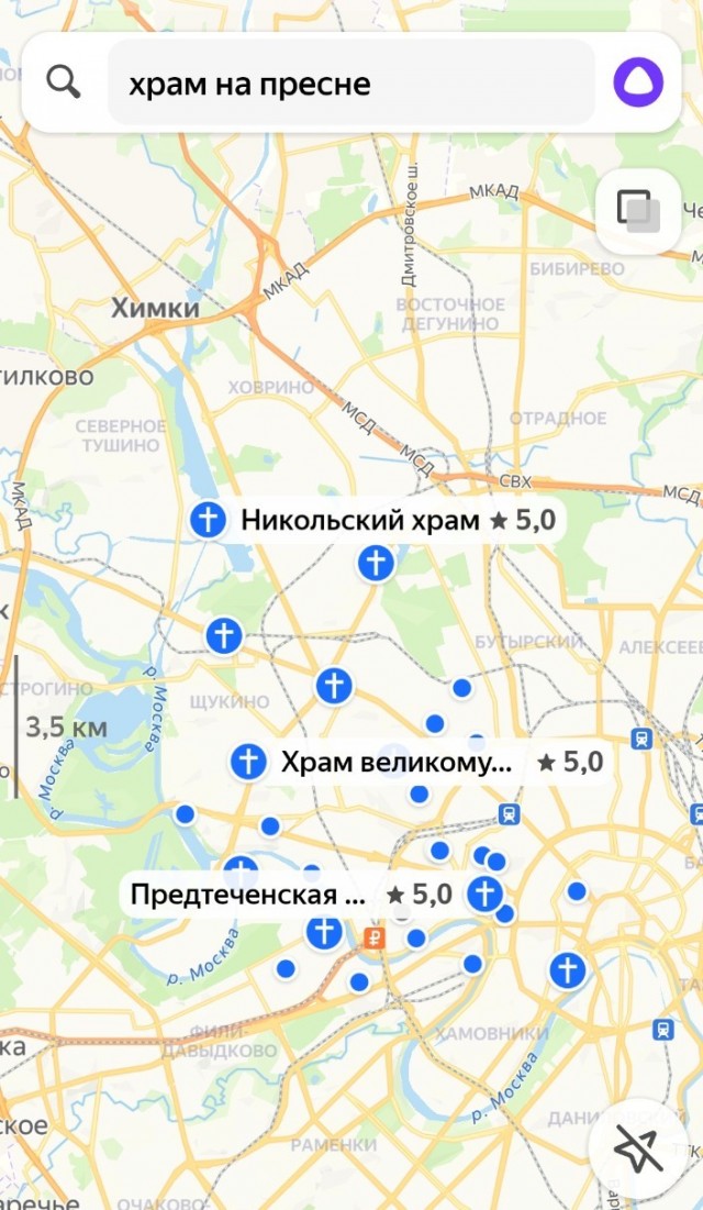 Актер Юрий Борисов пришел на пасхальную службу в храм на Пресне в красной праздничной одежде