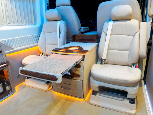 Превращение грузового фургона в VIP-лимузин