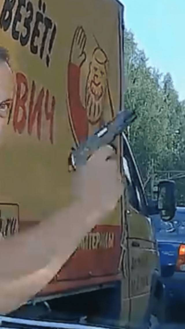 В Санкт-Петербурге обочечник на рендж ровере открыл стрельбу