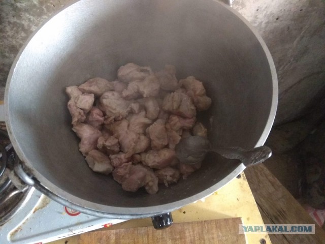 Камрады, что это с нашим, отечественным мясом? Почему из него льется вода?