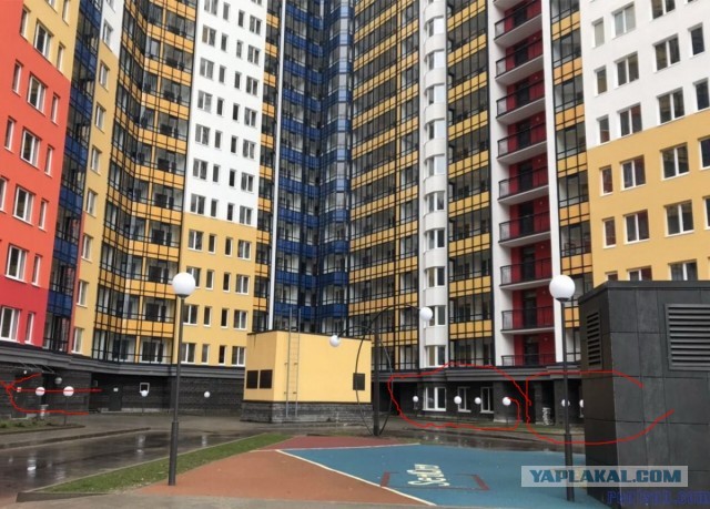 Семьи с детьми в новом ЖК пожаловались на вечно голого любителя порно