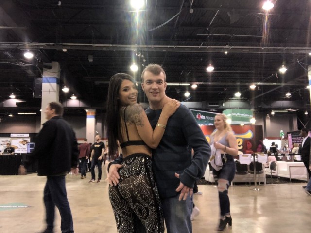 Porn Comicon: парень сфоткался со своими любимыми актрисами