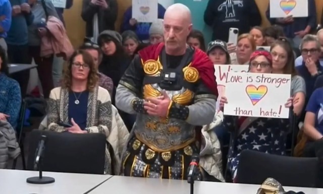 Отец в Нью-Гэмпшире пришёл на заседание школьного совета в костюме Юлия Цезаря в знак протеста против гендерной политики учителя