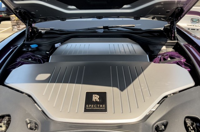 Каким получился Rolls-Royce Spectre. Первый электромобиль компании, который ждали 123 года